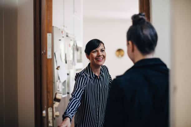 Femme qui accueuille une jeune femme chez elle